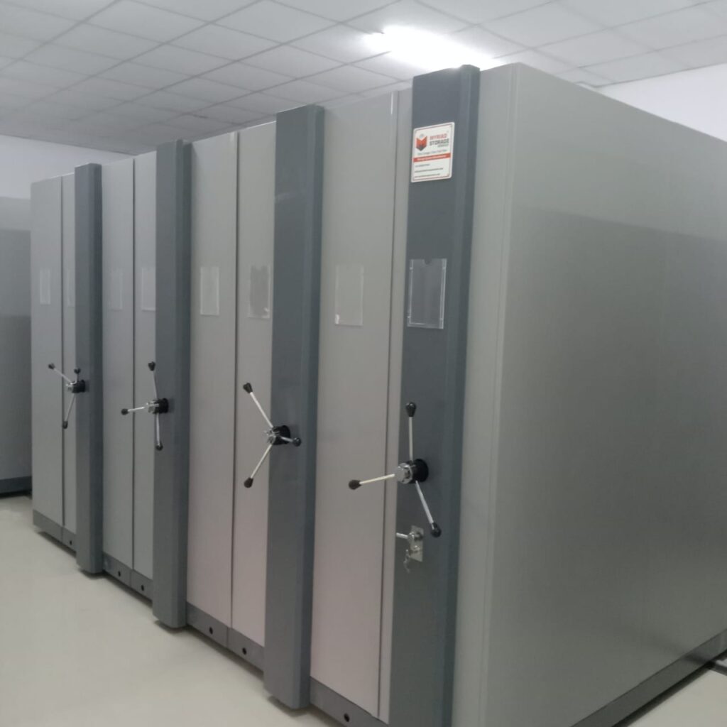 High density mobile compactor storage system with manual wheel operation